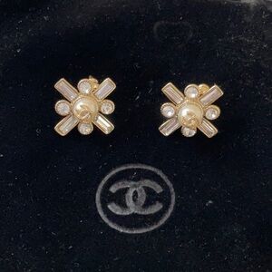 Lovely Post Earrings, new condition